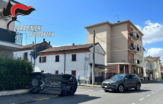 Alessandria - Inseguito dai Carabinieri: si ribalta contro una casa dopo la fuga contromano
