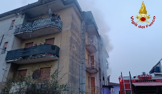 Novi Ligure - Incendio in un condominio: evacuate 50 persone, due bambine in ospedale