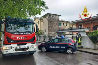 Novi Ligure - Crolla cornicione dal sesto piano, passante ferito dai calcinacci