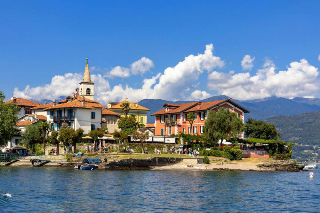 Coppia alessandrina sorpresa in atteggiamenti intimi sul Lago Maggiore: scatta una multa da 10mila euro