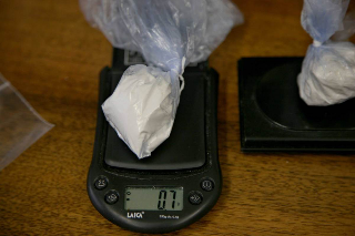 Valenza - Pusher incastrato dalle chat: in casa mezzo chilo di marijuana e hashish