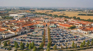 Serravalle Scrivia - Partono i saldi estivi: shopping prolungato, giochi per bambini e 100.000 visitatori attesi