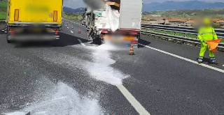 Arquata Scrivia - Tir perde vernici e gas sull’A7: bonifica fiume Scrivia, controlli Arpa e traffico in tilt