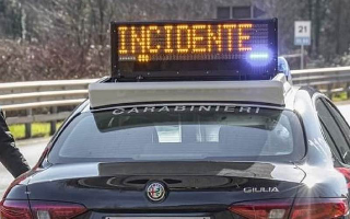 Novi Ligure - Minicar si ribalta: conducente illeso