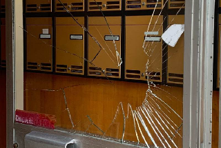 Alessandria - Notte di violenza in via Isonzo: portone sventrato dopo una lite per la musica alta